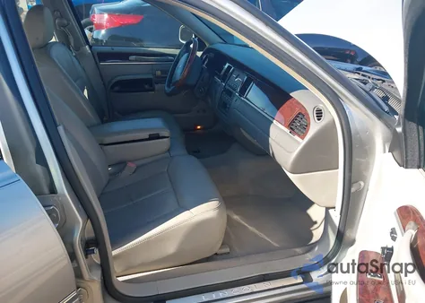 2007 Lincoln Town Car Signature Limited из США, поврежденный, VIN 1LNHM82W77Y637112